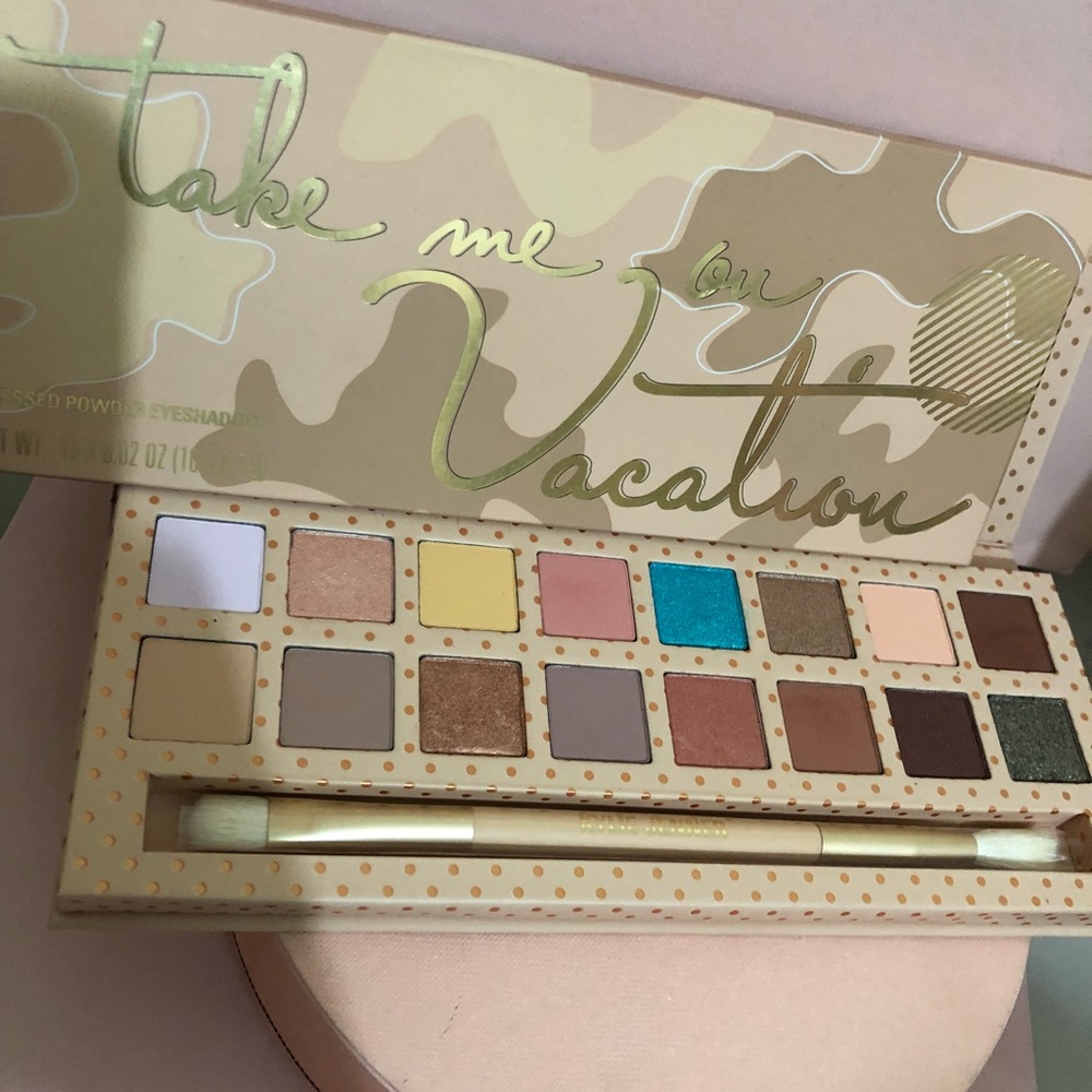 Kylie take me on vacation eyeshadow palette 🎉new
